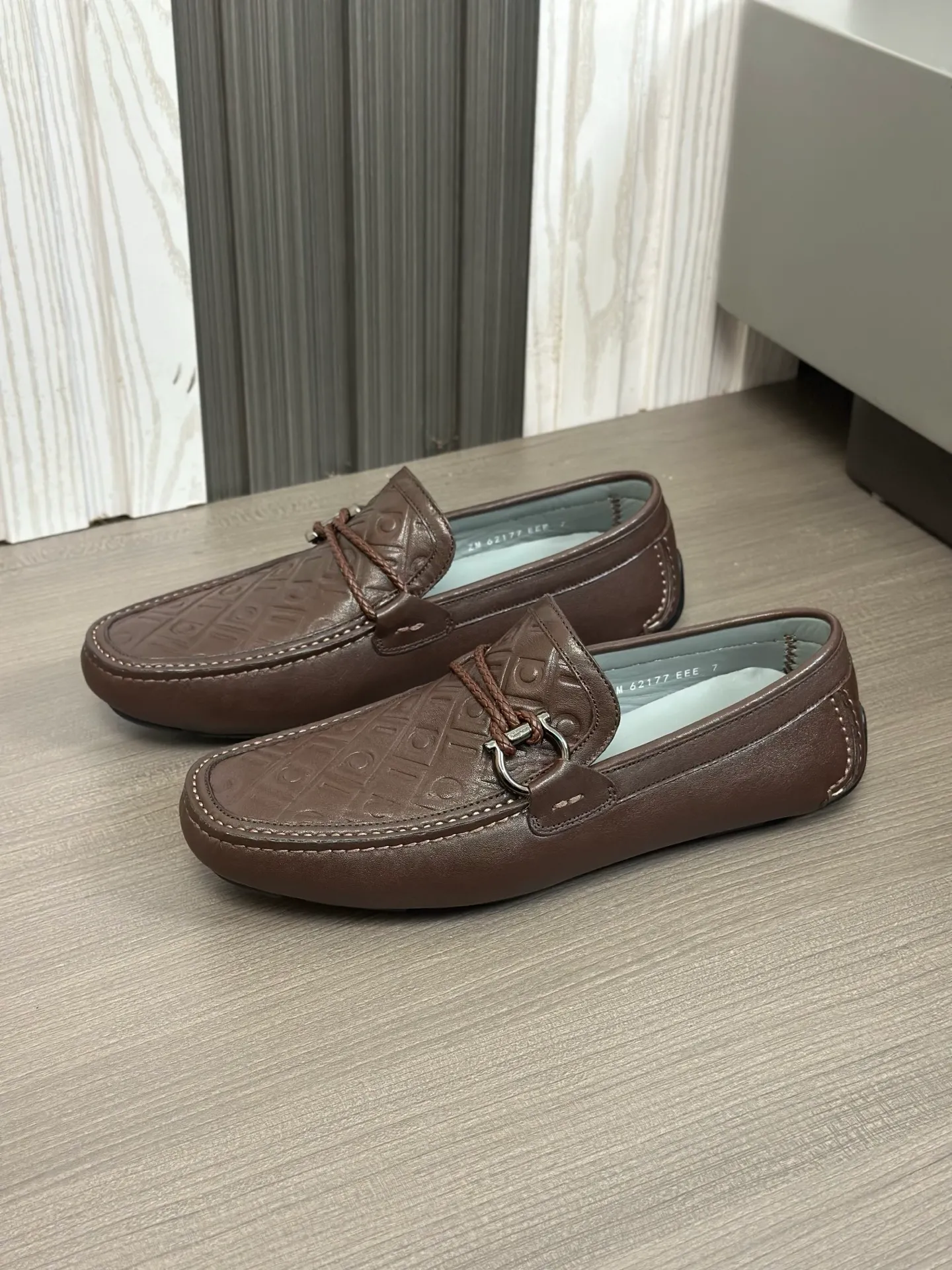 Batch 840, original order quality, new counter model, Ferragamo handmade men's driving shoes, bean shoes, slip-on shoes, lazy shoes, exquisite hand-stitching, workmanship details comparable to counters, original rubber outsole, imported cowhide from Italy, pressed water corrugated water-dyed cowhide lining, 39-44 large quantities in stock (38, 45 custom-made, non-refundable)